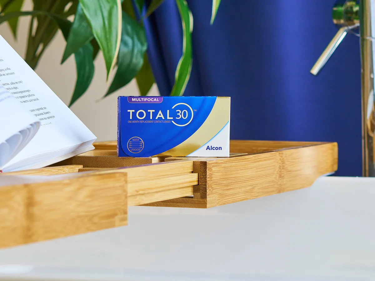 Упаковки контактных линз Total30 на полке